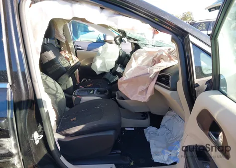 2019 Chrysler Pacifica Touring Plus z USA, uszkodzony, nr VIN 2C4RC1FG4KR569757